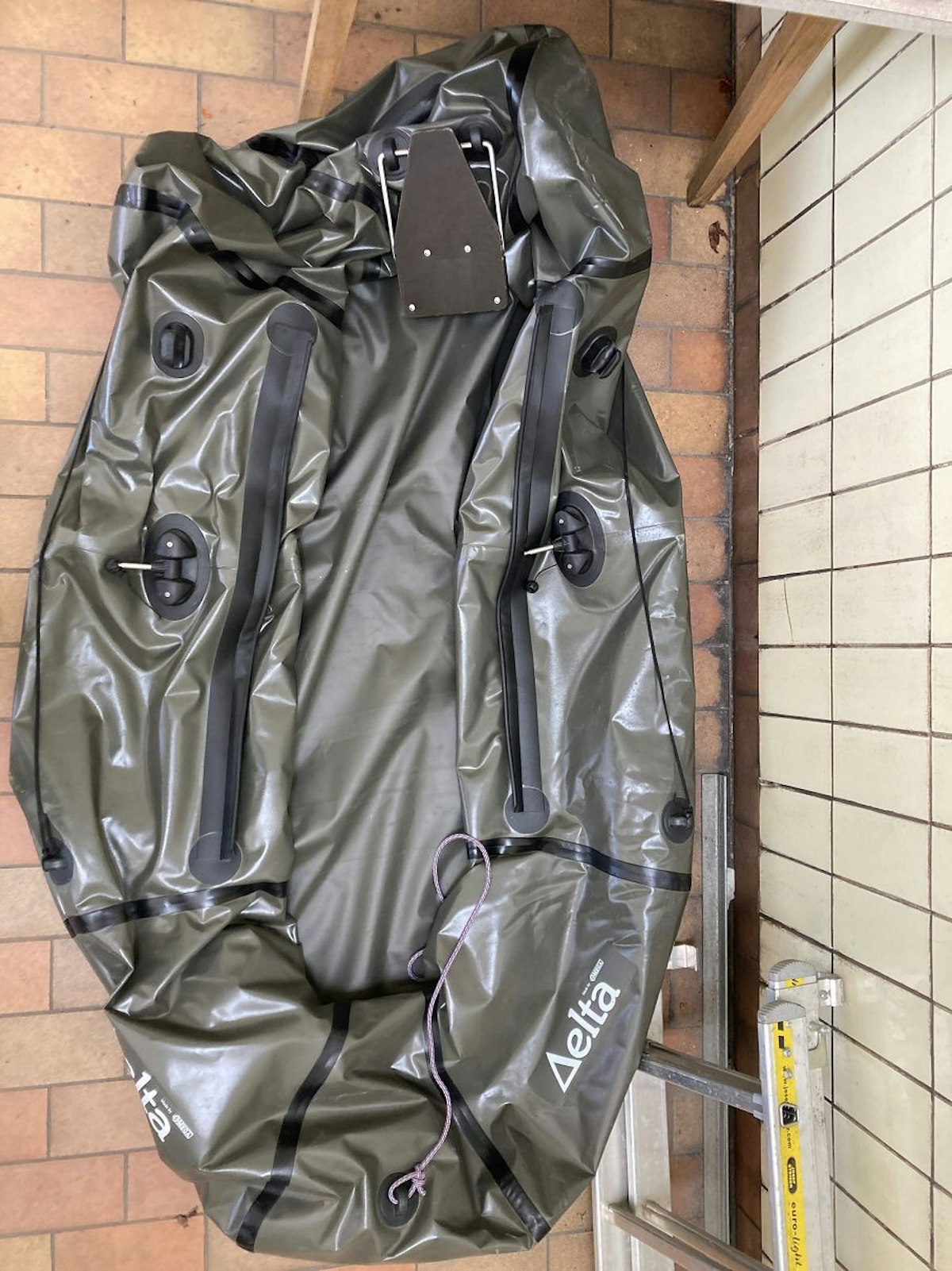 Schlauchboote in Autobahntunnel versteckt – Polizei ratlos