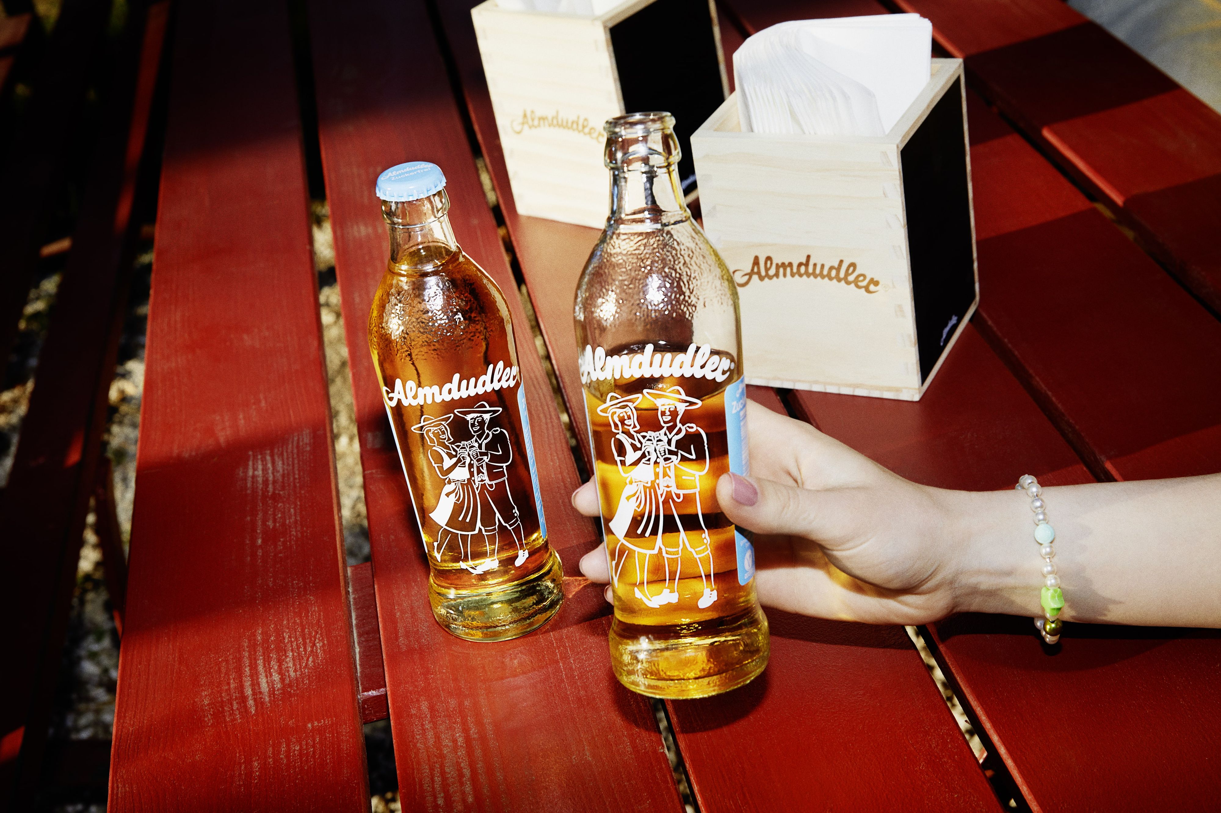 Ab sofort gibt es den zuckerfreien "Almdudler" auch in der Glas-Mehrwegflasche. 