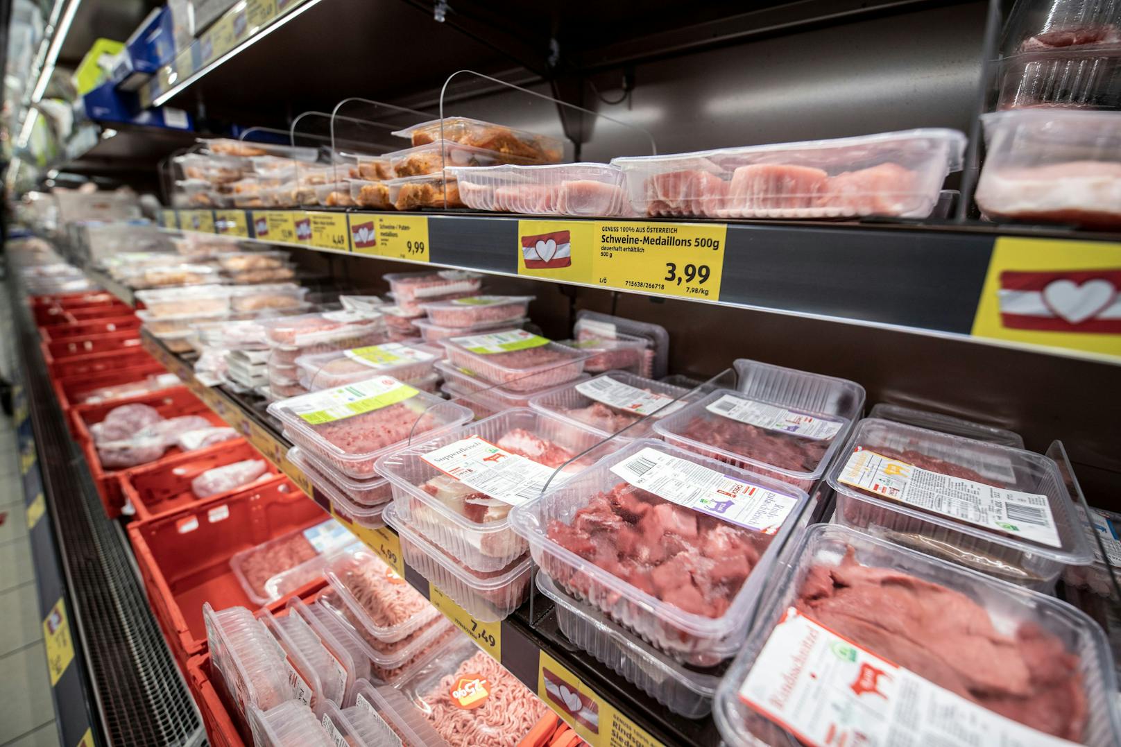 Kühlregal eines Supermarktes mit Fleischwaren in Wien (Symbolbild).