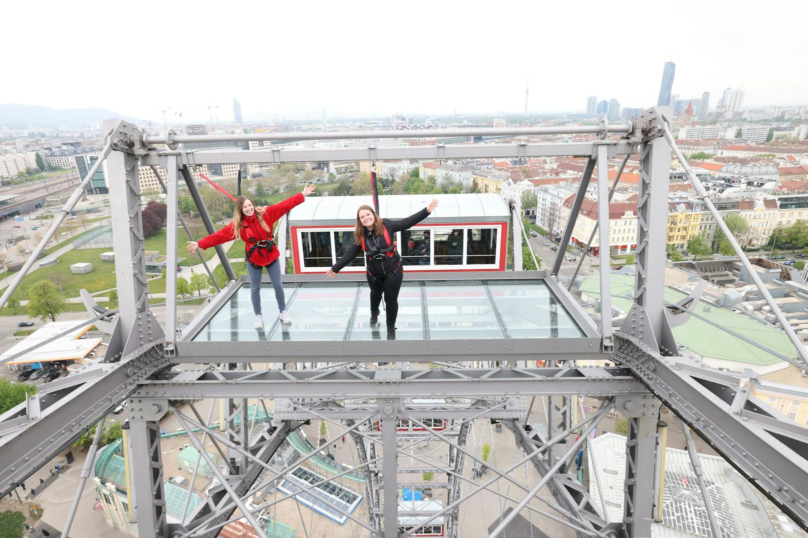 "Heute" fuhr mit Geschäftsführerin Nora Lamac (li.) eine Runde auf der neuen Plattform.