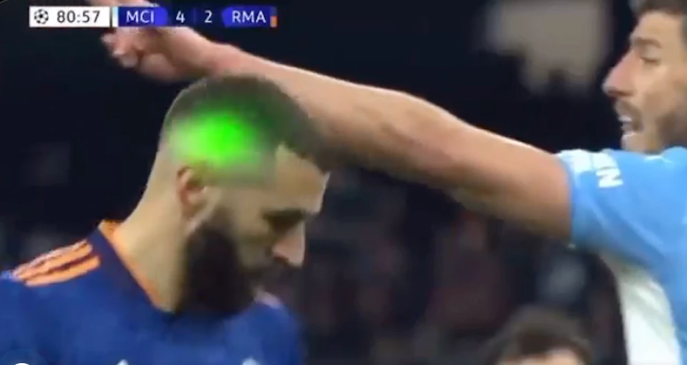 Karim Benzema wird mit einem Laserpointer irritiert.