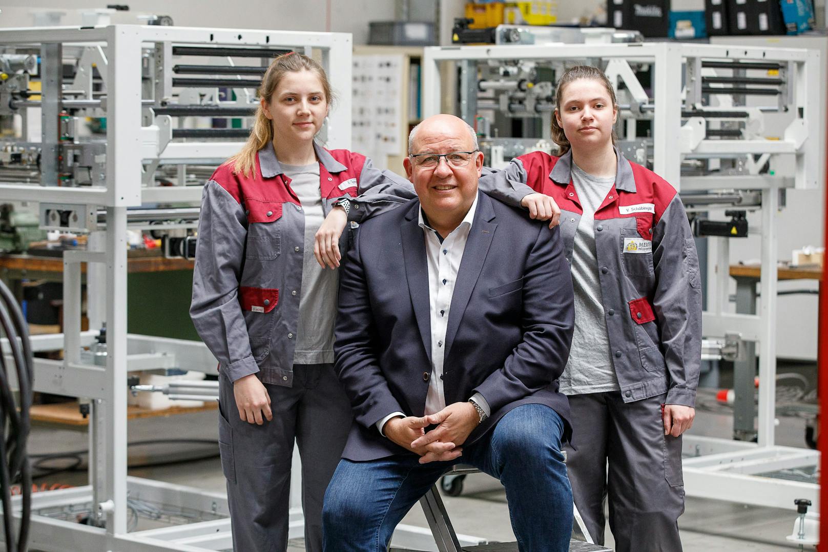 Jungfachkraft in der Metalltechnik/ Zerspanungstechnik Jessica Sperger, WK Wien Innungsmeister der Mechatroniker Peter Merten, Mechatronik-Lehrling Vanessa Schöbinger (17 Jahre) (v. li.)