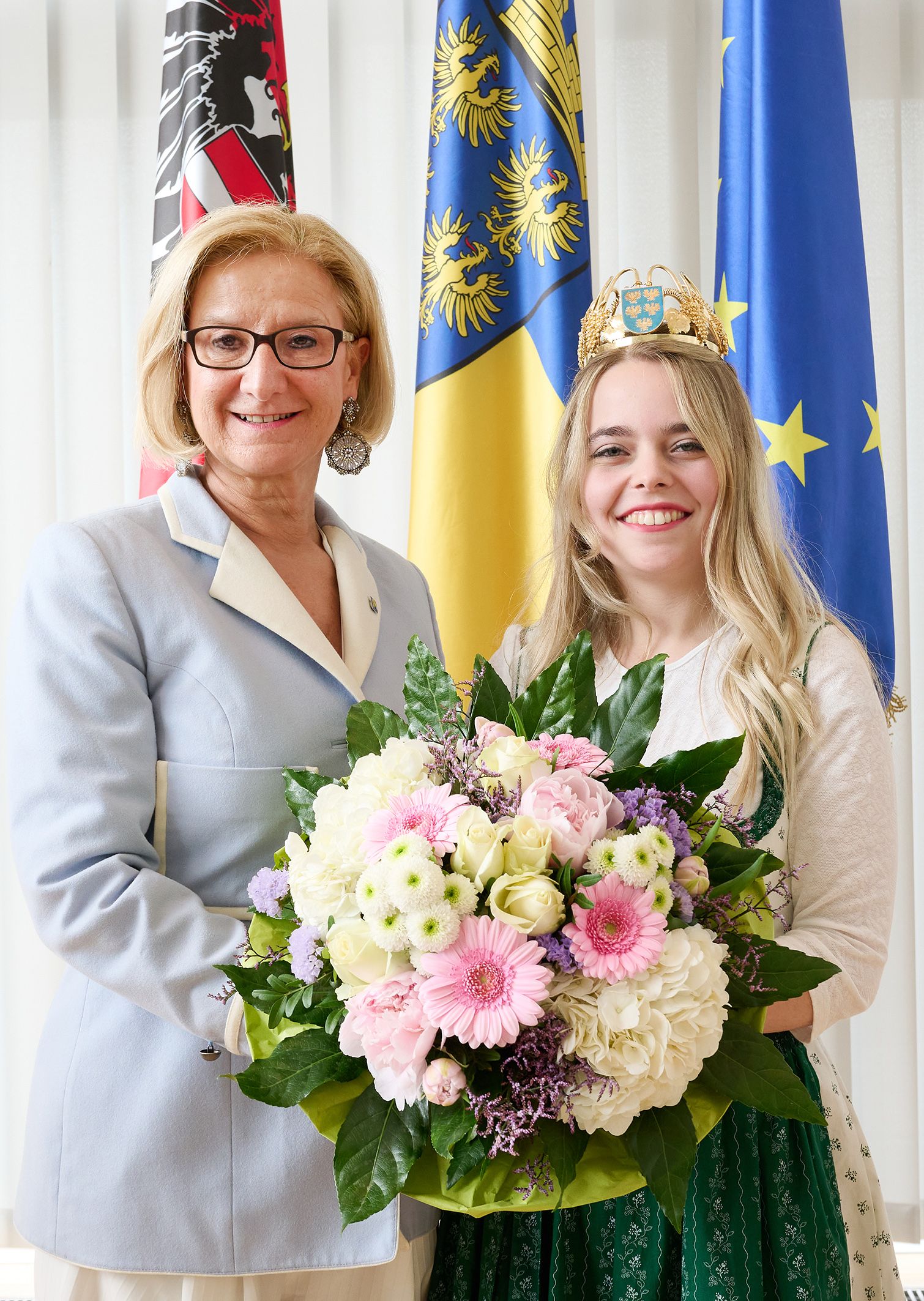 Landeshauptfrau Johanna Mikl-Leitner mit der neuen Weinkönigin Sophie Hromatka (r.)