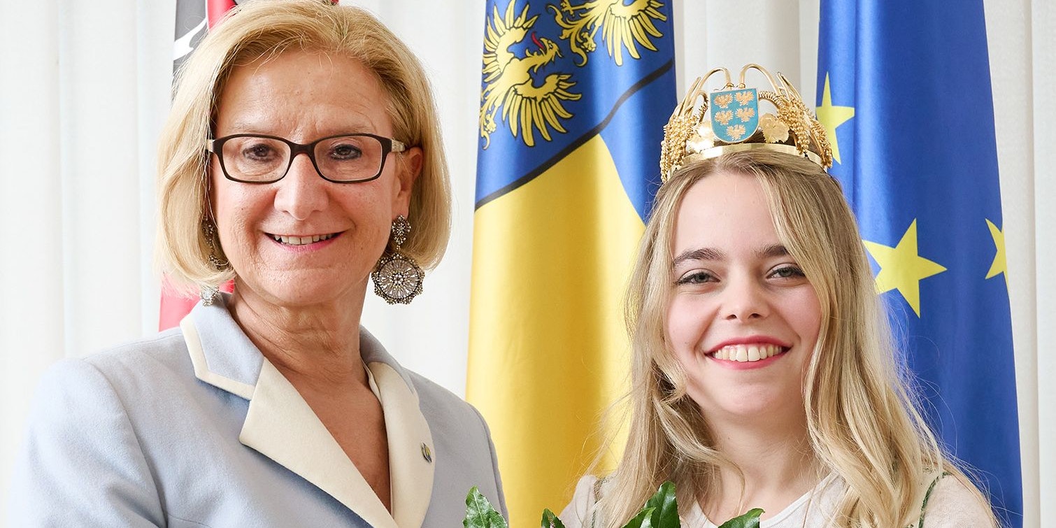 Landeshauptfrau Johanna Mikl-Leitner mit der neuen Weinkönigin Sophie Hromatka (2. v. r.) und ihren Stellvertreterinnen Katharina Baumgartner (l.) und Magdalena Eser (r.).