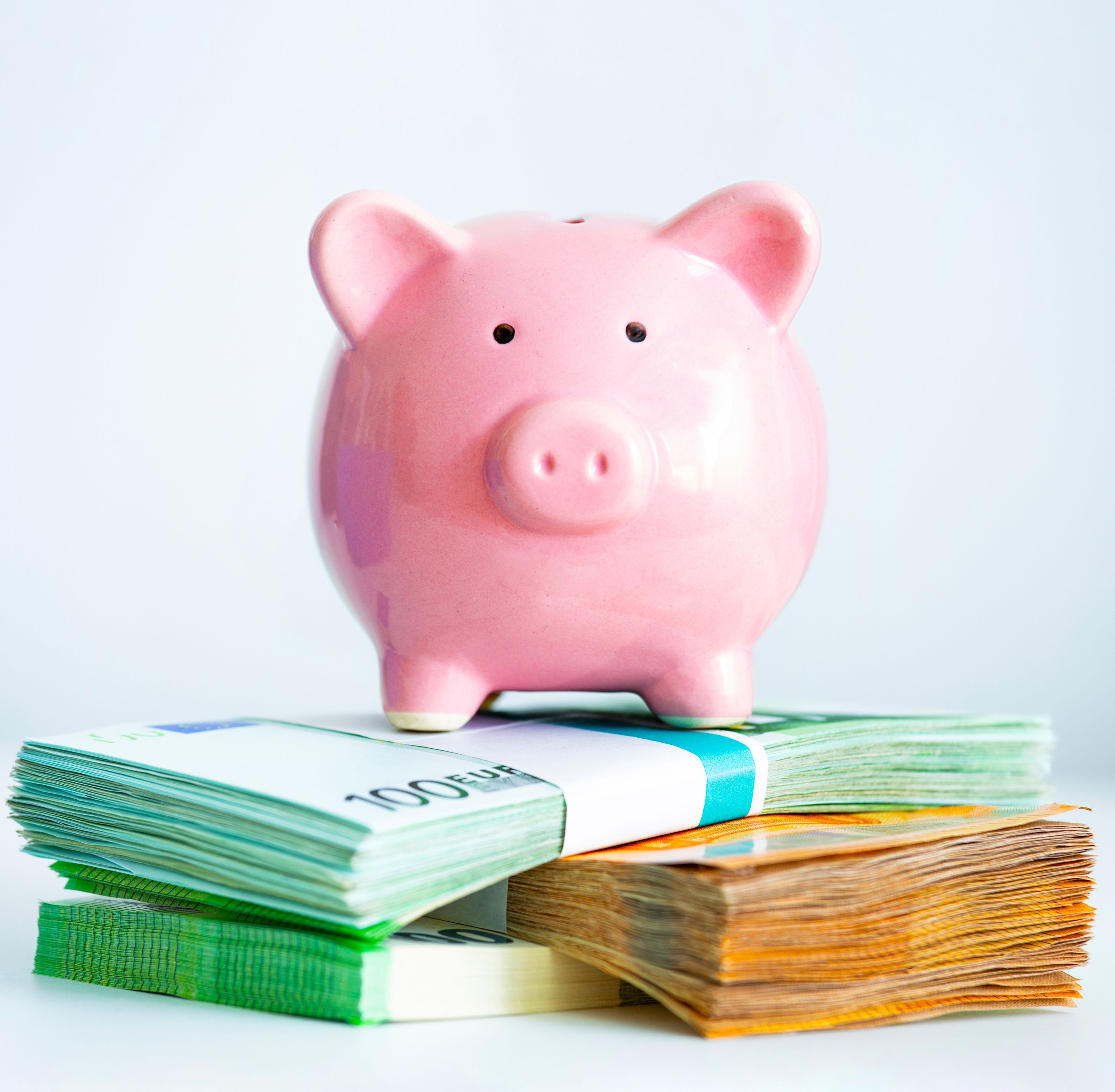 Als Reaktion auf die starke Inflation steigen die Sparzinsen.