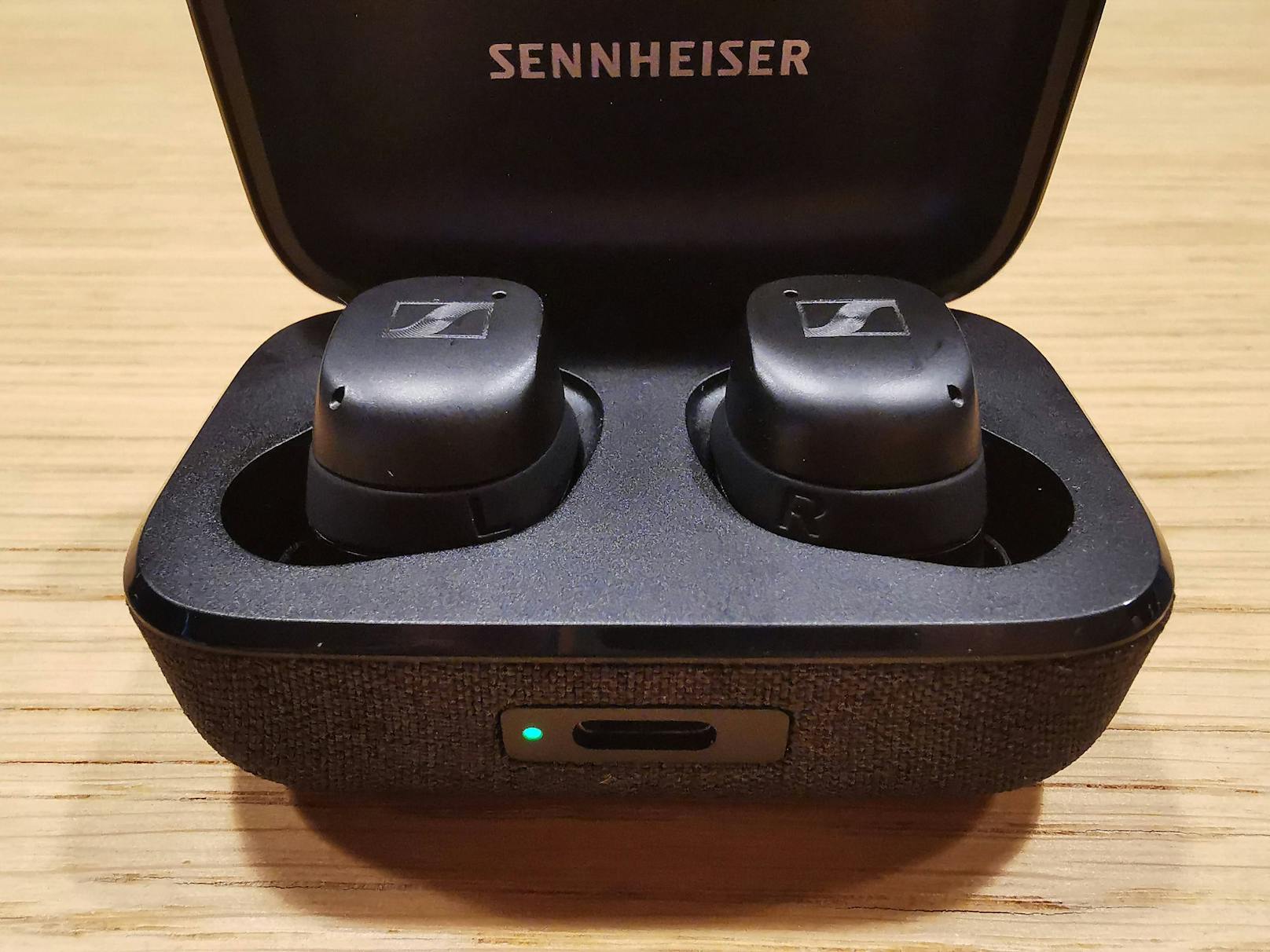 ...&nbsp;geschlagen. So gut wie alle anderen Kopfhörer lässt der Sennheiser-in-Ear aber hinter sich und punktet zudem mit vielen App-Einstellungen, Sound-Profilen und Bedien-Möglichkeiten.