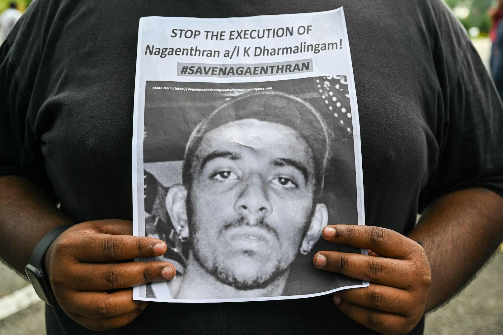 Ein Aktivist zeigt ein Bild des nun hingerichteten Nagaenthran K. Dharmalingam. (3. November 2021)