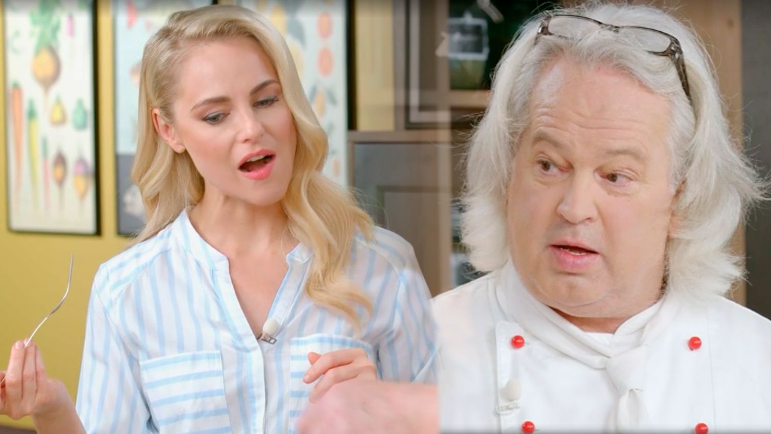 Silvia Schneider probiert das Essen von Josef Dorner.