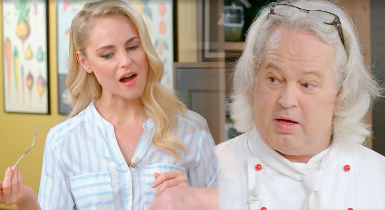 Silvia Schneider probiert das Essen von Josef Dorner.