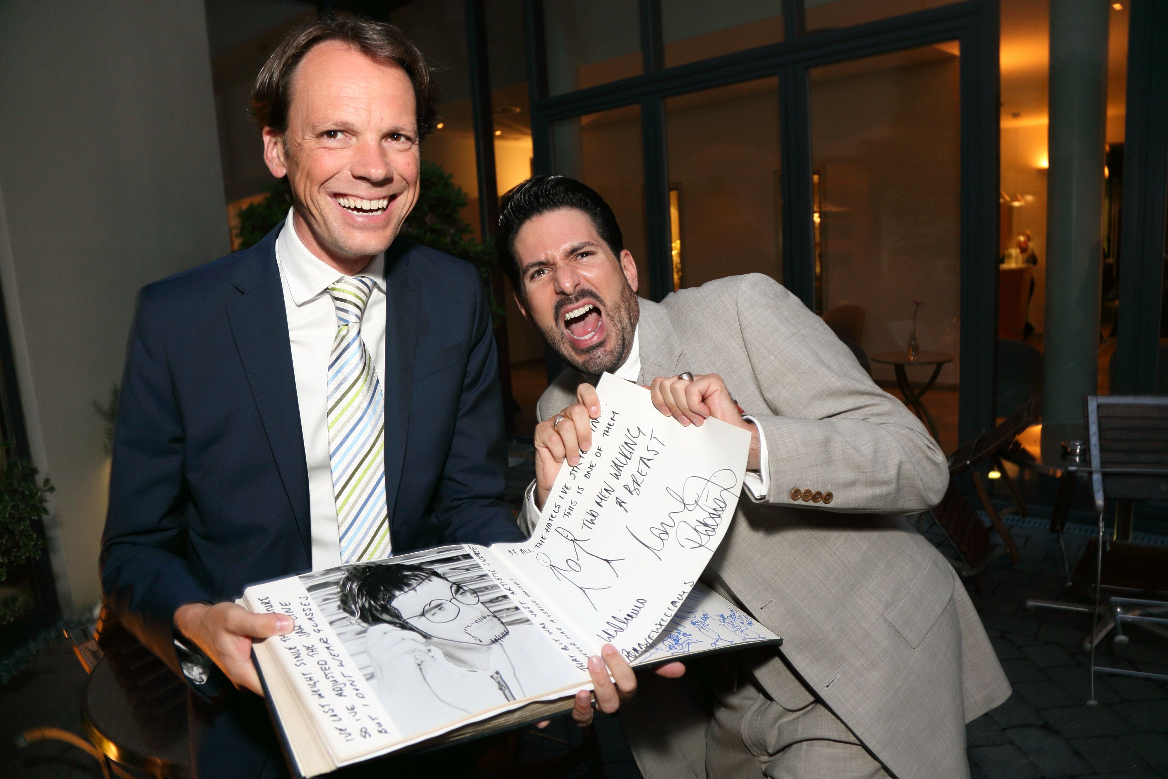 Robbie Williams hat sich im Gästebuch des Hotels verewigt: 