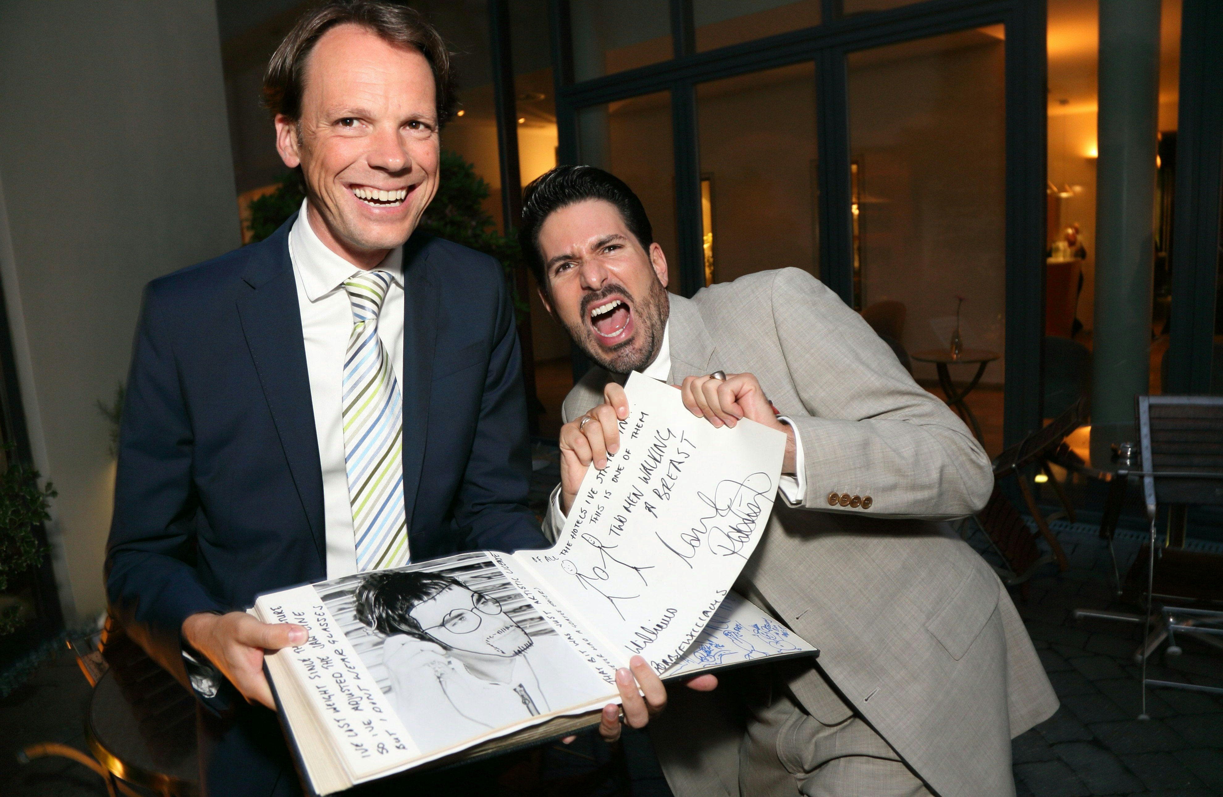 Download von www.picturedesk.com am 27.04.2022 (16:10).  Copyright: Alexander TUMA, 30.05.2012 Wien, Manfred STALLMAJER Clemens UNTERREINER, (Autogramm von Robbie Williams, "Take me to Triest" - 15 Jahre Feier des Hotel Das Triest  - BS000002462 - 20120601_PD0151 - Rechteinfo: Rights Managed (RM)