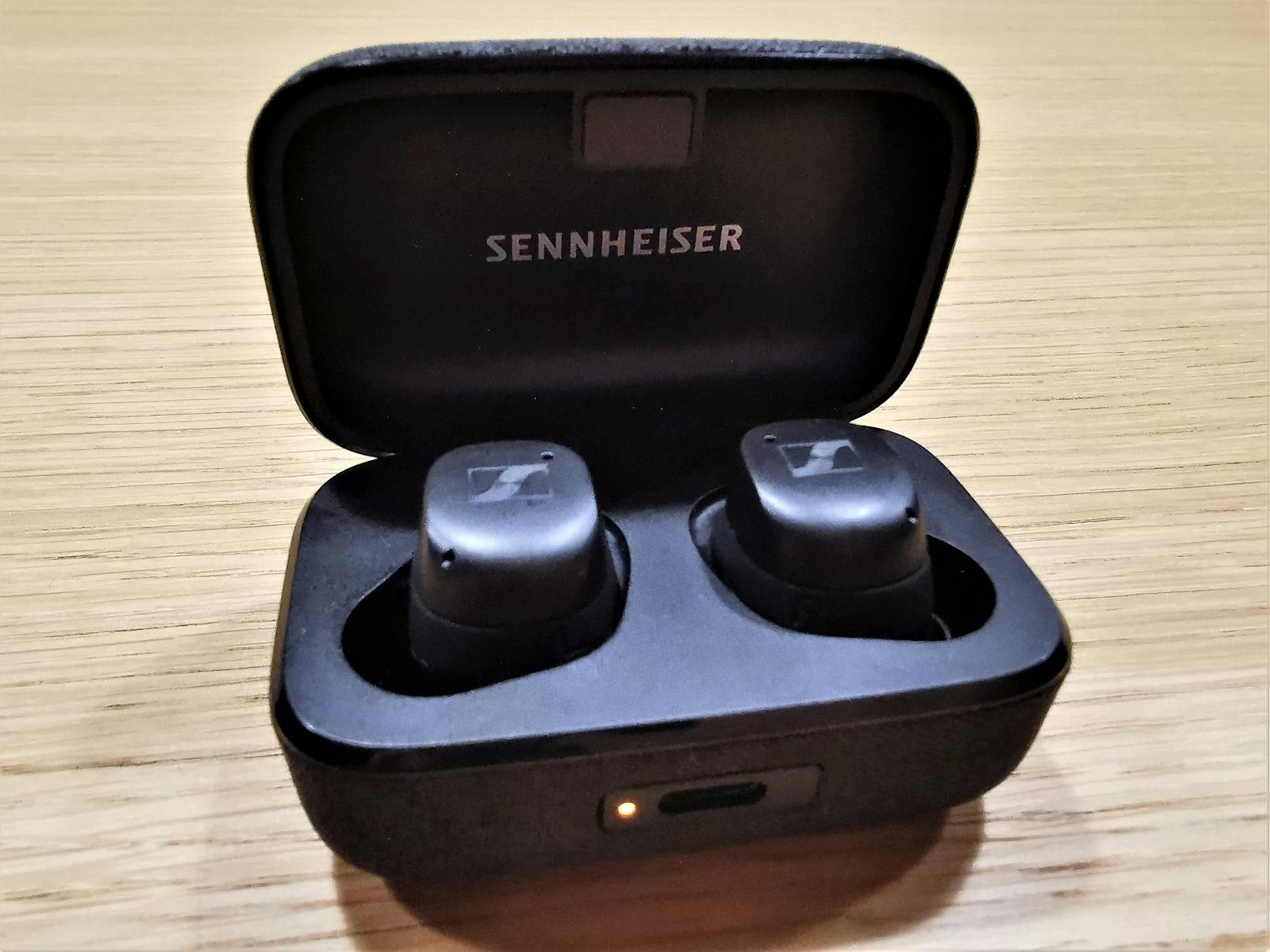 Wie die neuen Sport- sind auch die neuen Momentum-Modelle kleine Quader, die etwas klobiger und größer als herkömmliche In-Ears wirken. Im Vergleich zu den ...