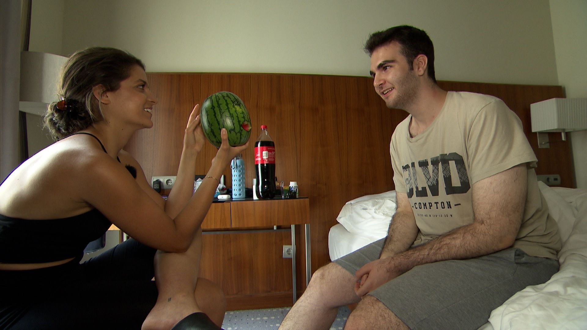 Der Tinder-Neuling übt an einer Wassermelone.