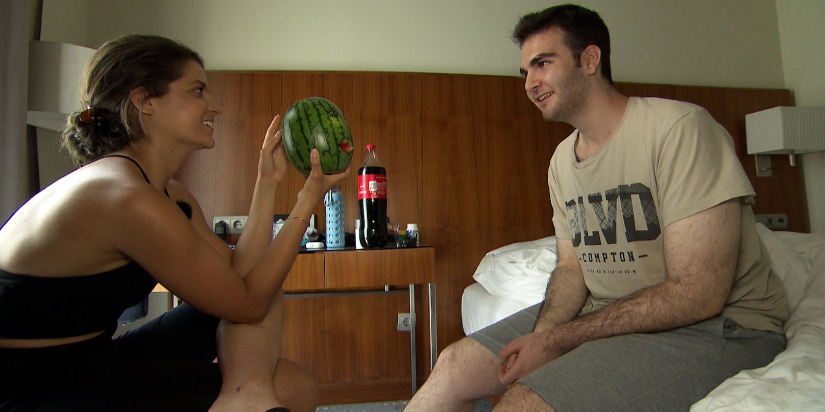 Der Tinder-Neuling übt an einer Wassermelone.