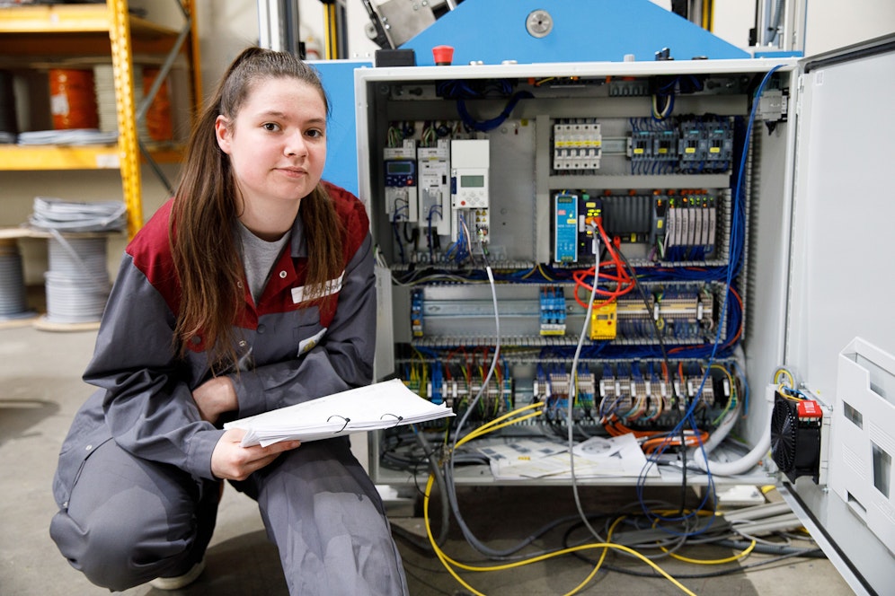 Als Frau in einer Männerdomäne: Vanessa (17) hat sich für eine Lehre zur Mechatronikerin entschieden – ihr absoluter Traumberuf.