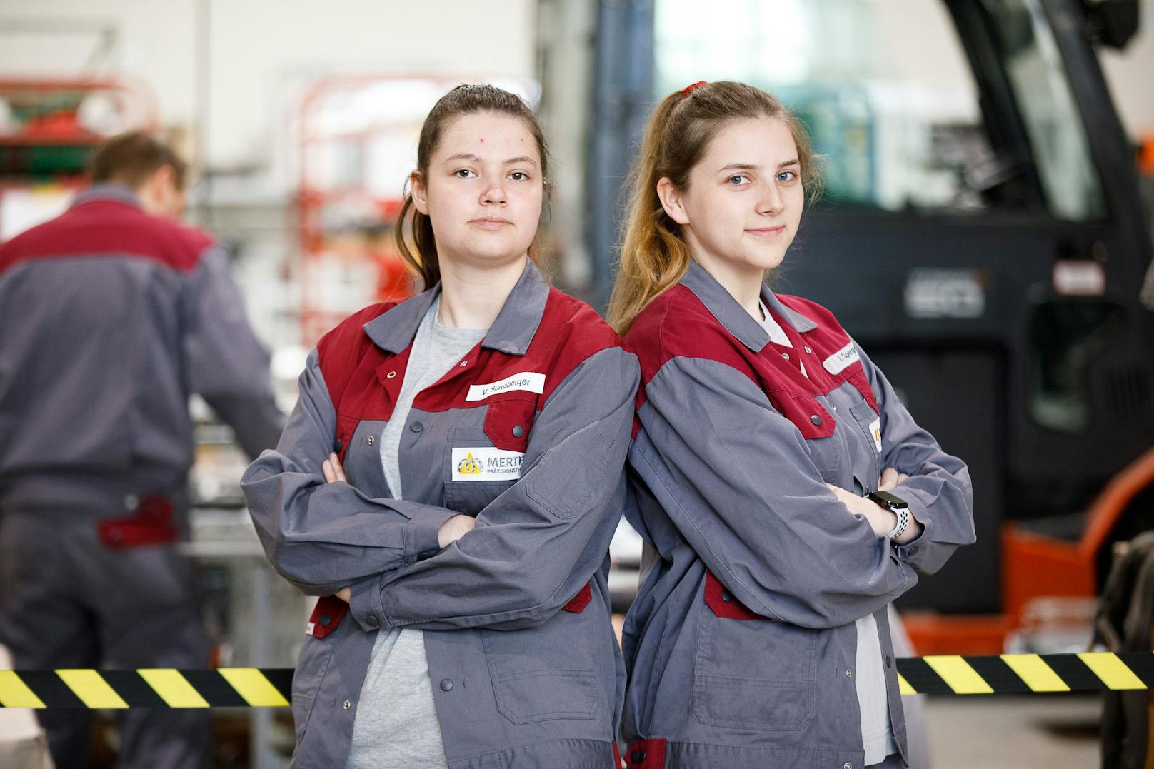 Mechatronik-Lehrling Vanessa Schöbinger (li., 17 Jahre), und Jungfachkraft in der Metalltechnik/ Zerspanungstechnik Jessica Sperger.