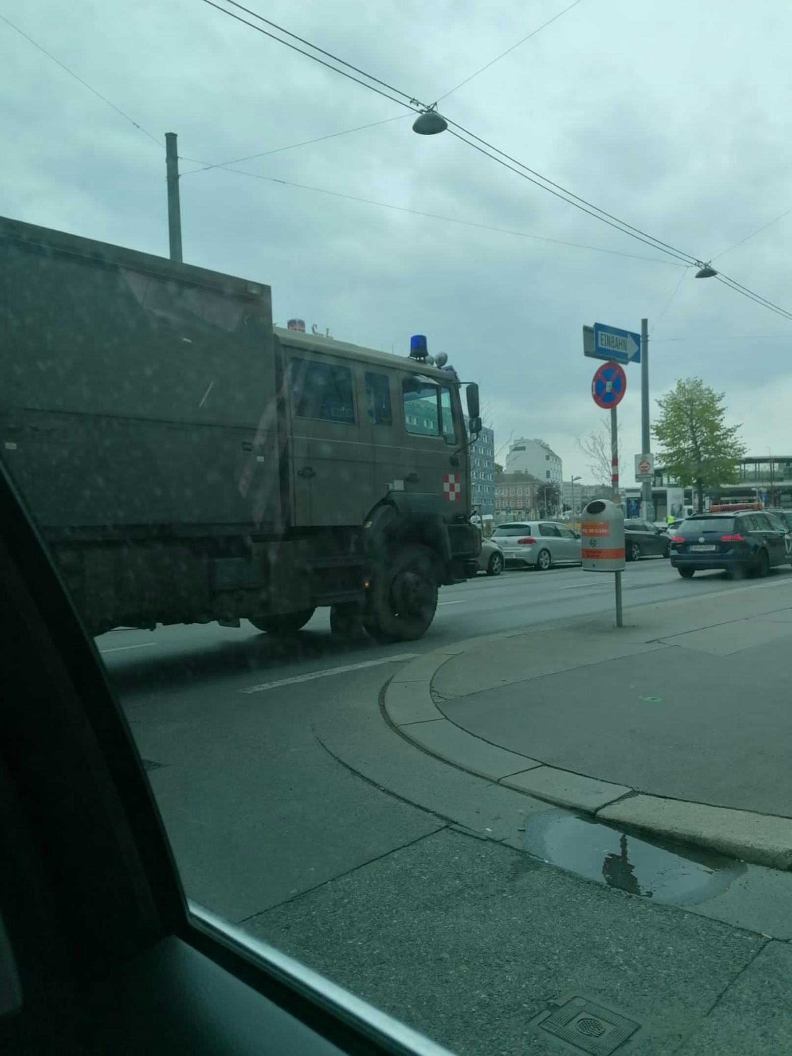 Dieser riesigen Laster zog das Flugzeug 