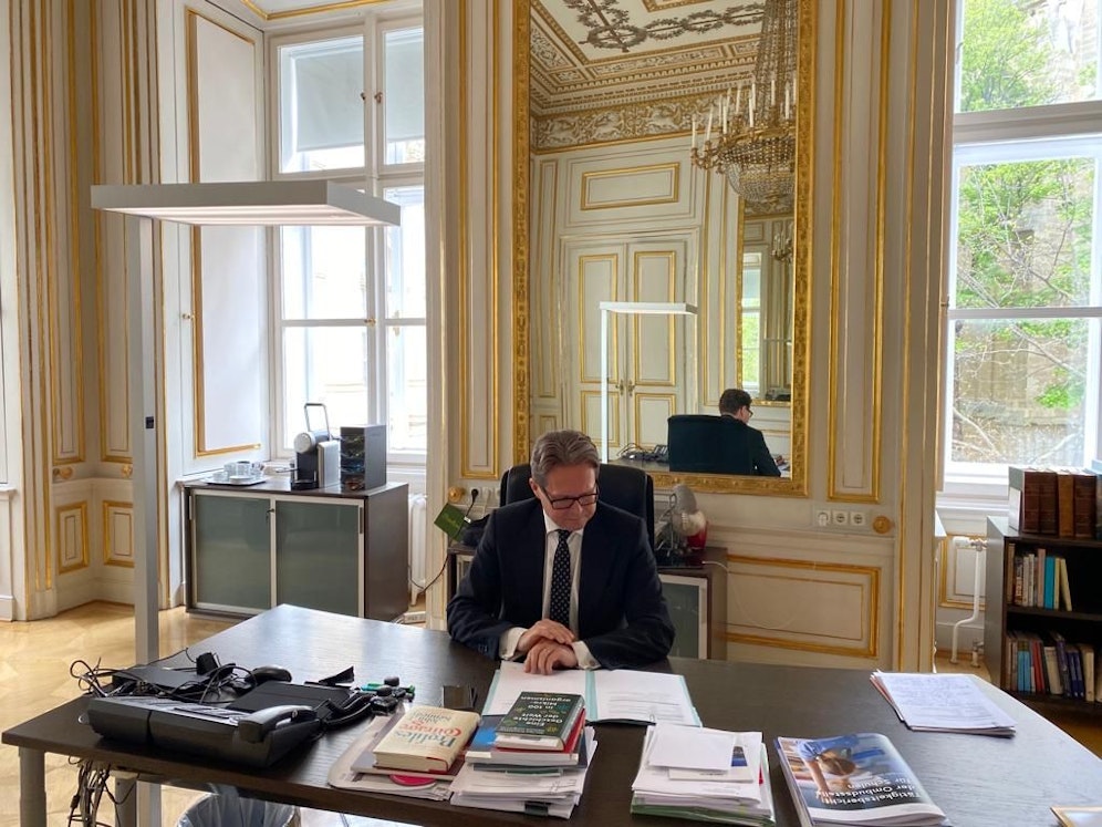 Österreichs Schülerinnen und Schüler sollen wieder mehr Sport machen. Im Foto: Bildungsminister Polaschek mit neuer Friseur.