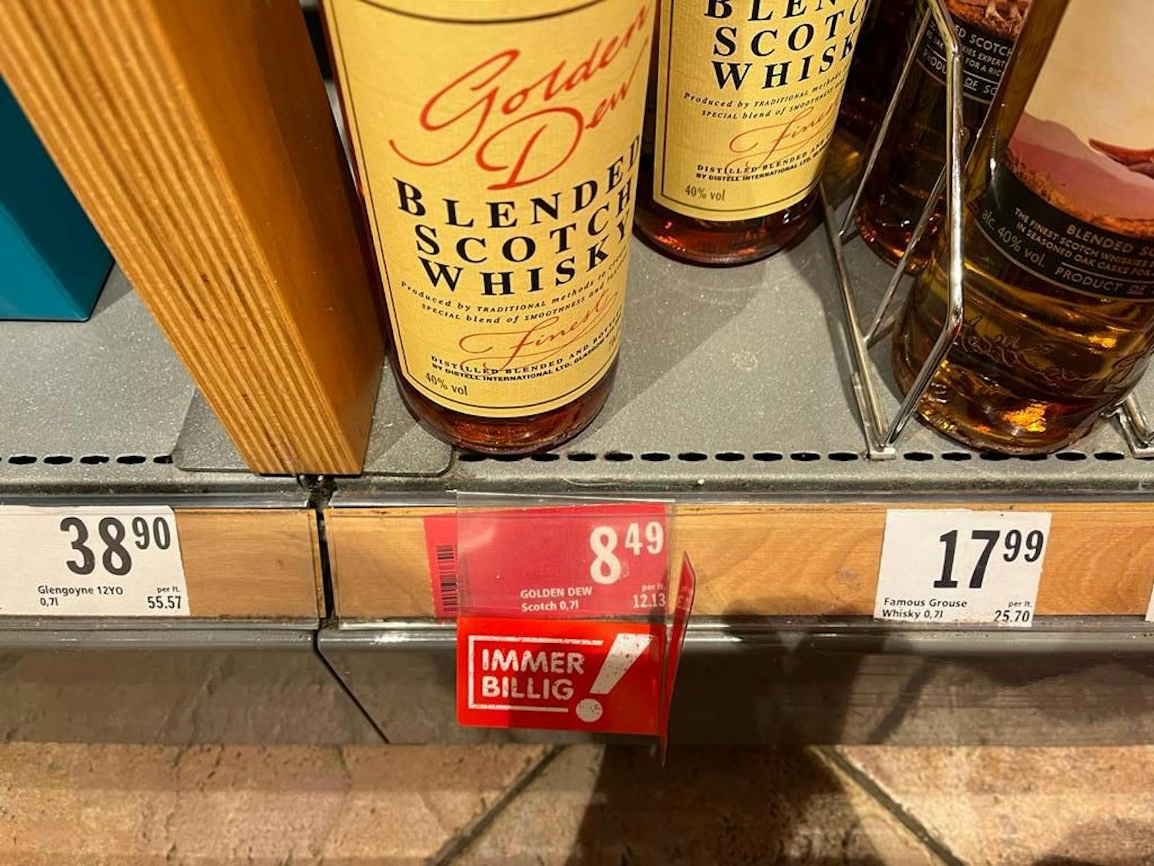 Ups! Billig-Whisky - vor einigen Wochen noch unter 8 Euro, jetzt 8,49 Euro. Das rote Ettiket heisst: "Immer billig". Dieser Whisky ist aber eher die Ausnahme.
