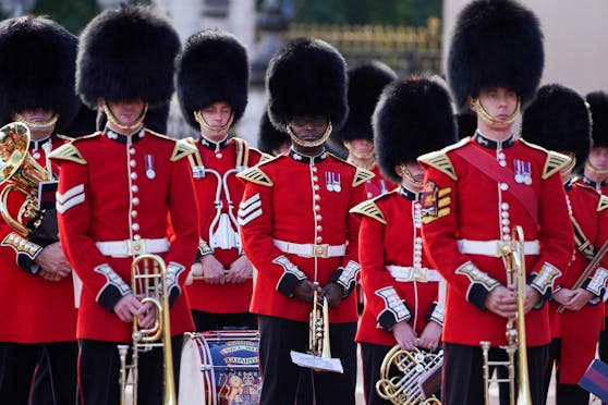 Die charakteristische Kopfbedeckung der Queen's Guard ist&nbsp;46 Zentimeter hoch und sieben Kilo schwer.