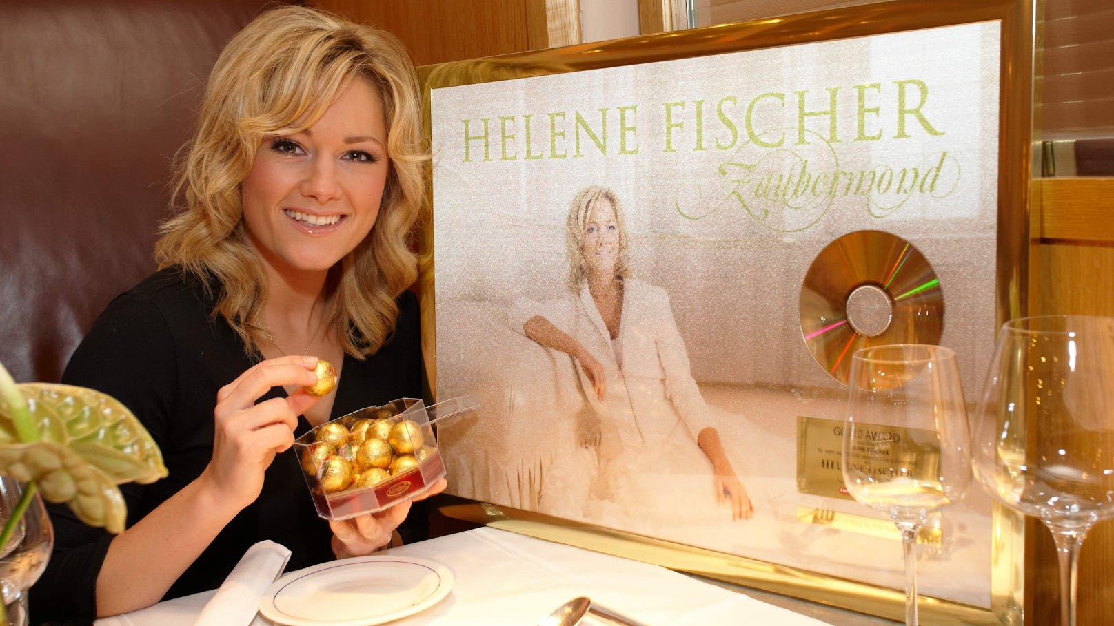 <strong>Helene Fischer</strong> bekommt Gold
und Platin für ihre CD "Zaubermond" im "Das Triest" überreicht (2008)