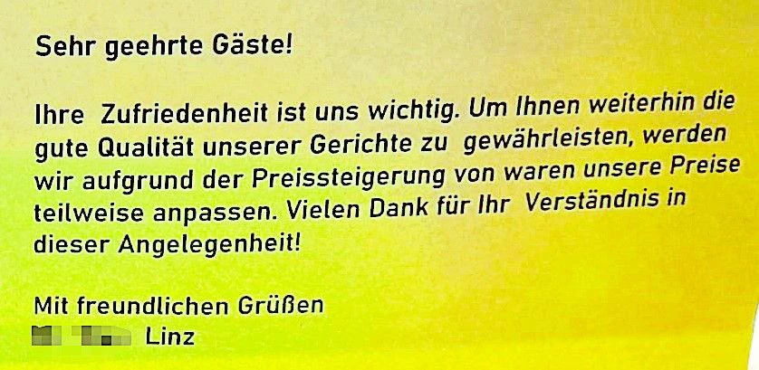 Diesen Hinweis hat ein Asia-Lokal in der Linzer Innenstadt im Kassenbereich aufgehängt.