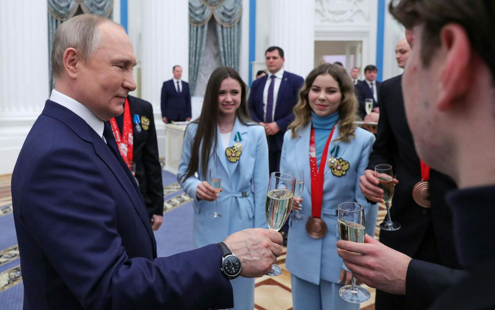 Der russische Staatskonzern Gazprom hat alle Gaslieferungen nach Bulgarien und Polen gestoppt. Der Schritt Moskaus könnte eine Reaktion auf die Weigerung sein, Gas wie gefordert in Rubel zu bezahlen. Kreml-Chef Putin besteht aber darauf.