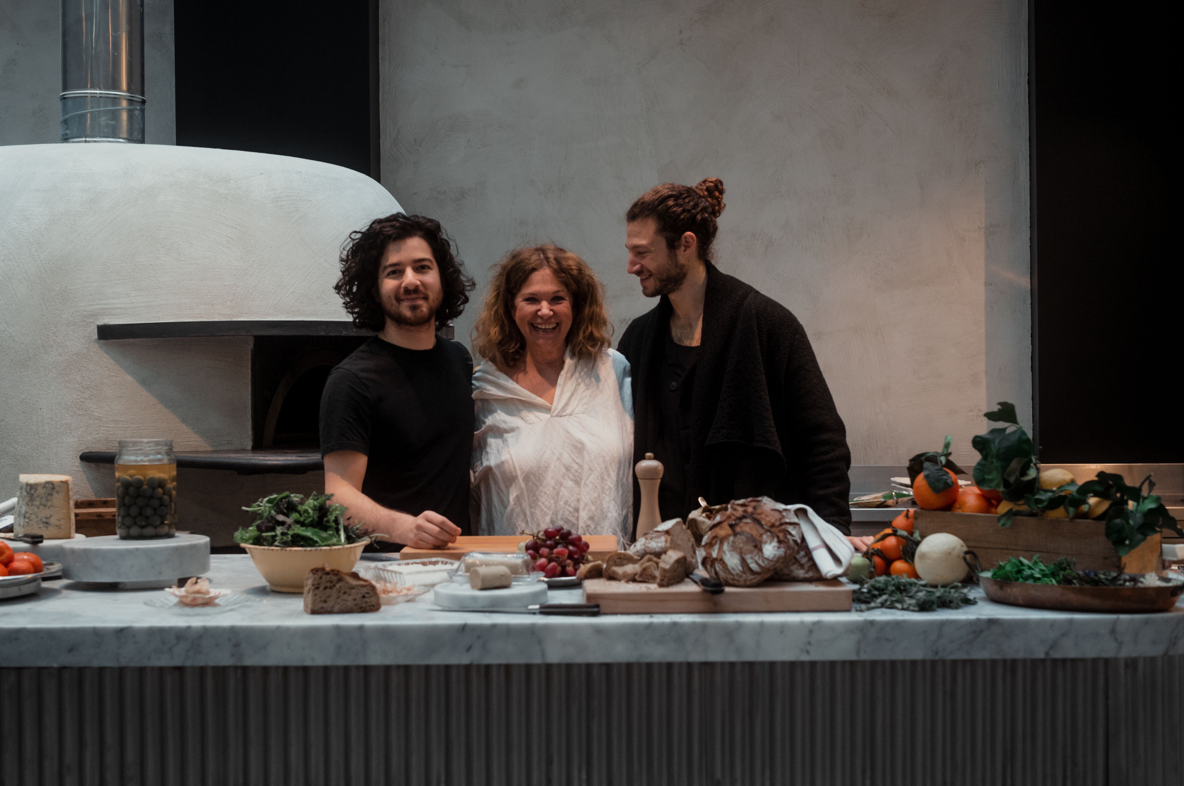 Die Molchos vereint hinter dem Tresen ihres Herzensprojekts: Haya Molcho mit Sohn&nbsp;Nuriel Molcho und&nbsp;Elihay Berliner – jetzt steht das C.O.P.-Lokal trotz großer Pläne vor dem Aus.