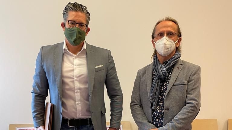 Anwalt Florian Höllwarth (li) mit seinem Mandanten