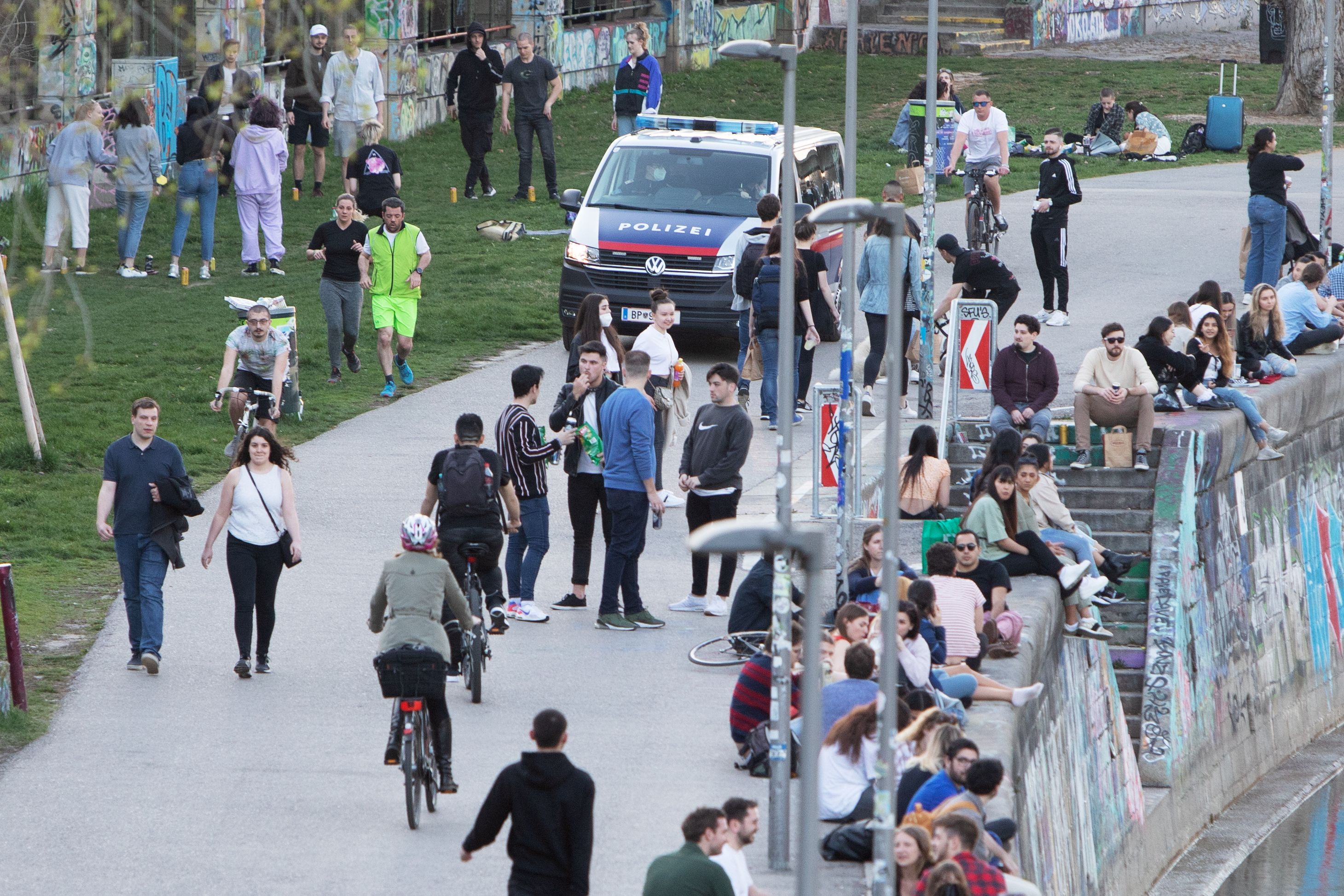 Beliebt: Der Wiener Donaukanal - hier auf einem Archivfoto aus dem Jahr 2021, da führte die Polizei noch Corona-Kontrollen durch.