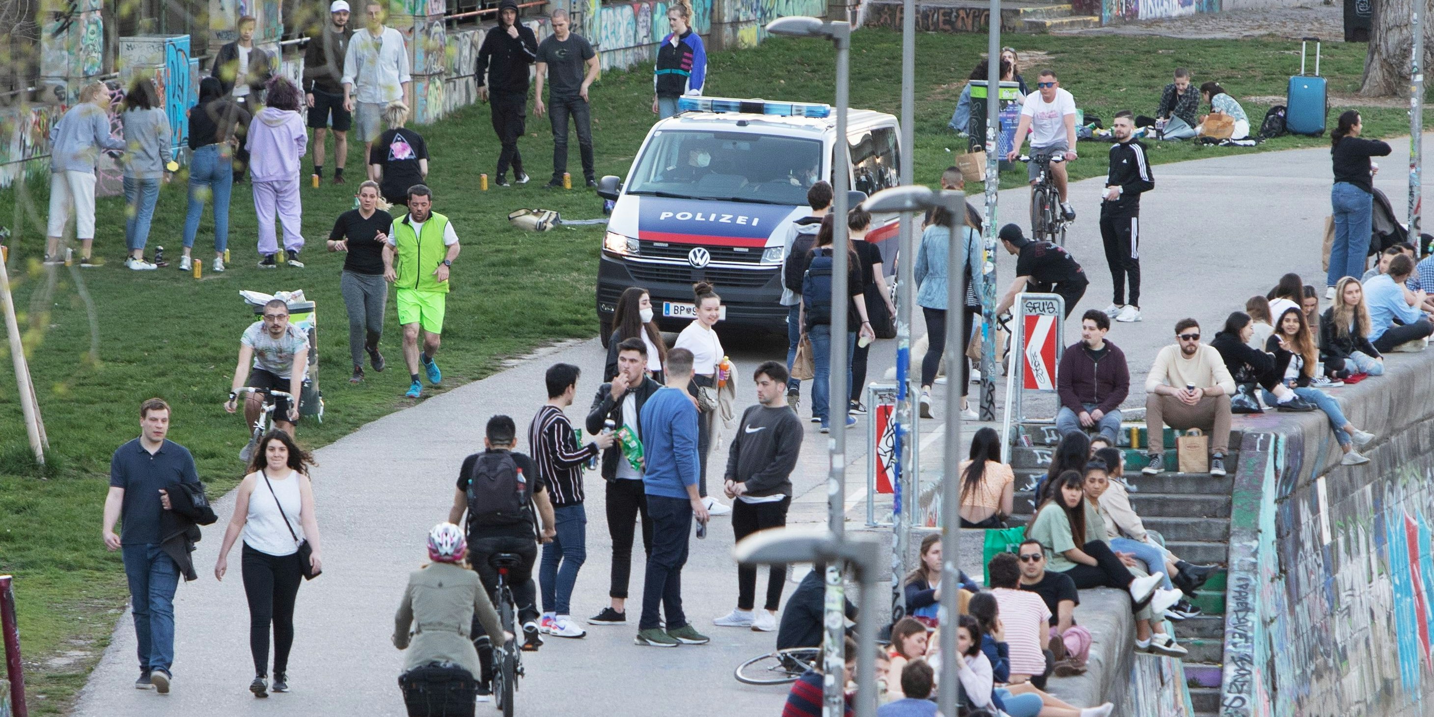 Beliebt: Der Wiener Donaukanal - hier auf einem Archivfoto aus 2021, da führte die Polizei noch Corona-Kontrollen durch.
