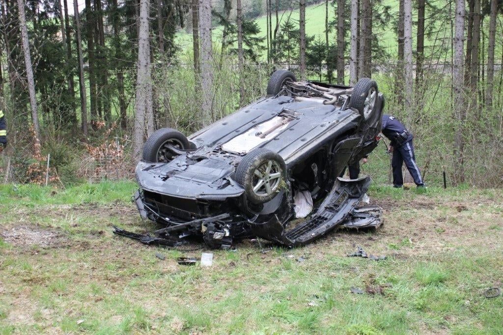 Der Wagen kam am Dach zum Liegen.