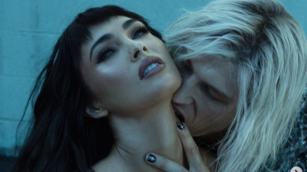 Megan schmeckt ihrem Verlobten Machine Gun Kelly.