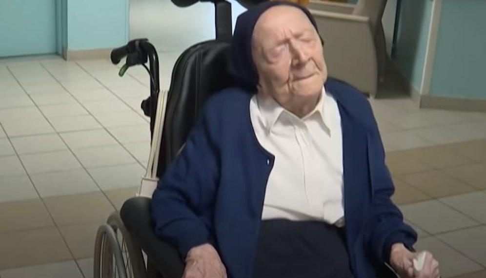 Die Ordensfrau ist teilweise taub und sitzt im Rollstuhl, möchte aber ihren Geist aktiv halten.