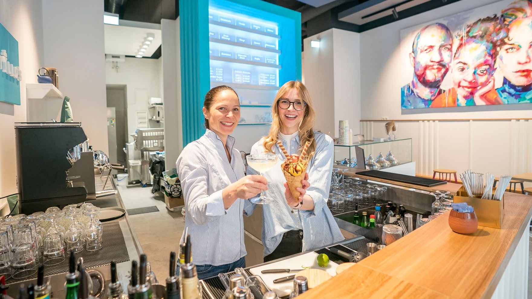 magdalena schneider (brille) und melanie castillo im eissalon castillo, kooperation mit barfly, es werden eis und ab 17 uhr cocktails ausgeschenkt, im bild ein daiquiri natural und eine gemischte eistüte, 20220426 foto: helmut graf/tageszeitung heute