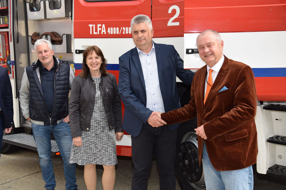 Feuerwehrkommandant Peter Lichtenöcker, Vizebürgermeisterin Silvia Drechsler, Sapna-Bürgermeister Zudin Mahmutovic und Bürgermeister Hans Stefan Hintner (von links) bei der Übergabe des Feuerwehr-Autos an die Gemeinde Sapna