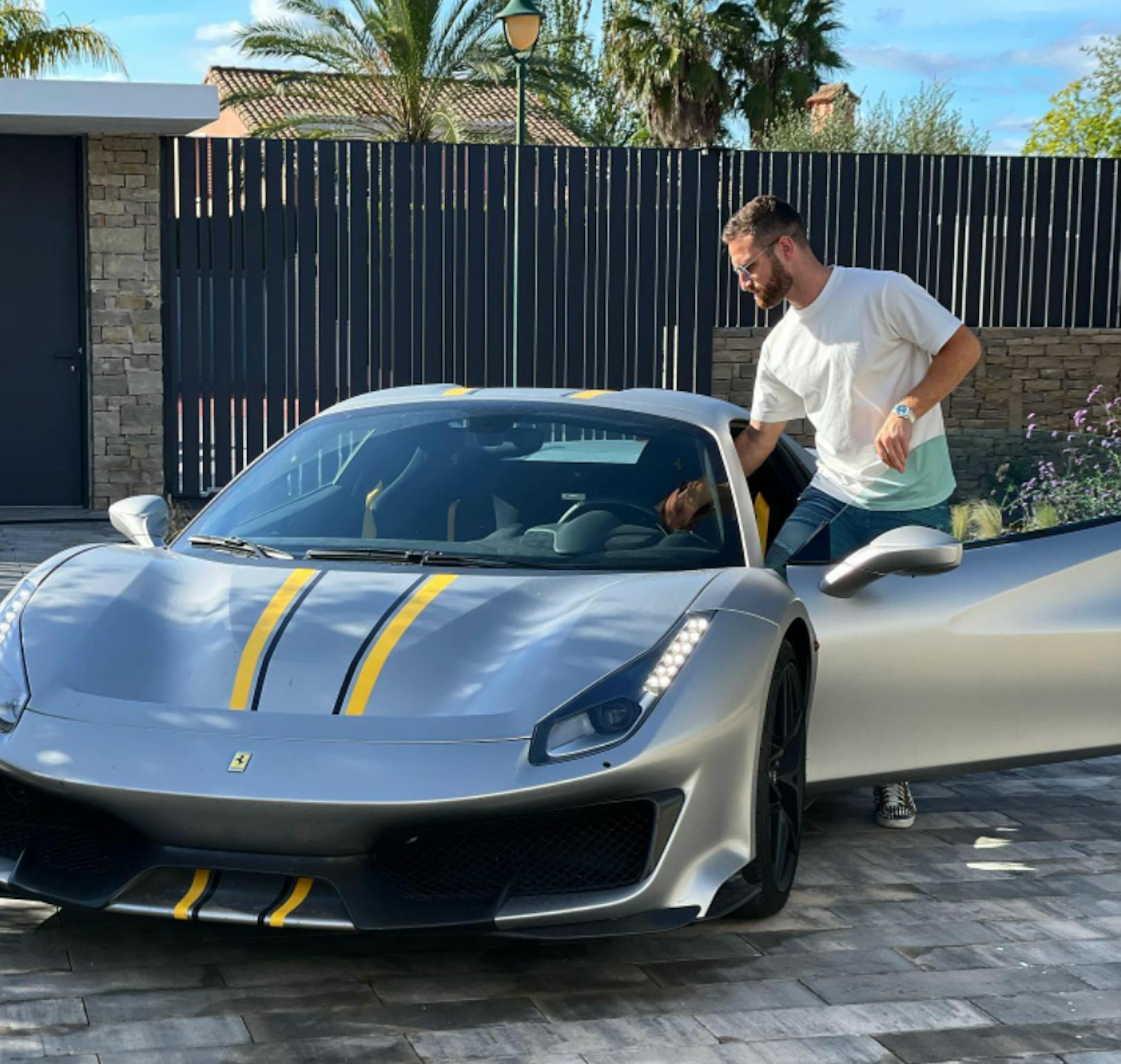 Shkodran Mustafi mit seinem Luxus-Ferrari.