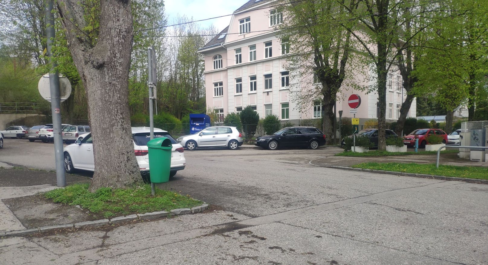 Jedes Plätzchen wird genutzt, Strafzettel in Kauf genommen.