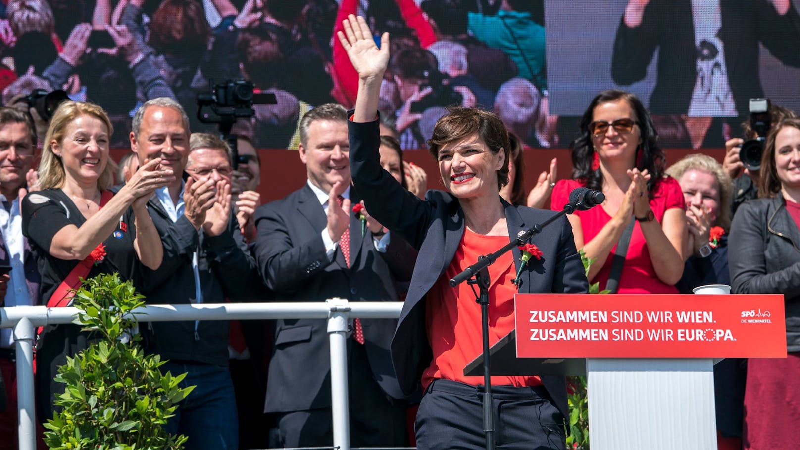 Michael Ludwig und Pamela Rendi-Wagner bei der Maikundgebung 2019.