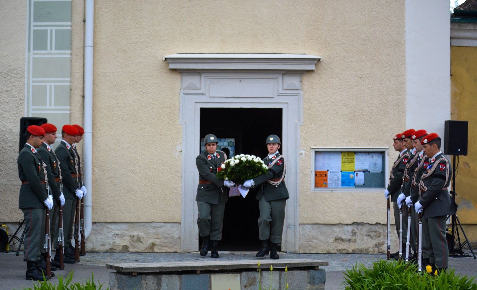 Garde-Soldaten erwiesen ihrem verstorbenen Kameraden (34) die letzte Ehre.