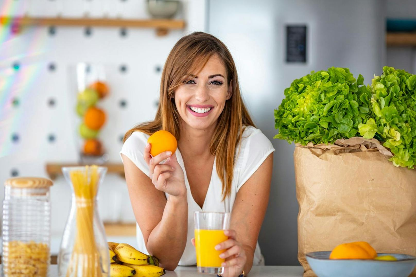 Orangensaft und viele weitere Produkte, die reichlich an Vitamin C sind können die Symptome deines Frühlings-Schnupfen mindern. Das heißt auch, dass Gemüse wie Paprika und Grünkohl auf deiner Einkaufsliste stehen sollten.