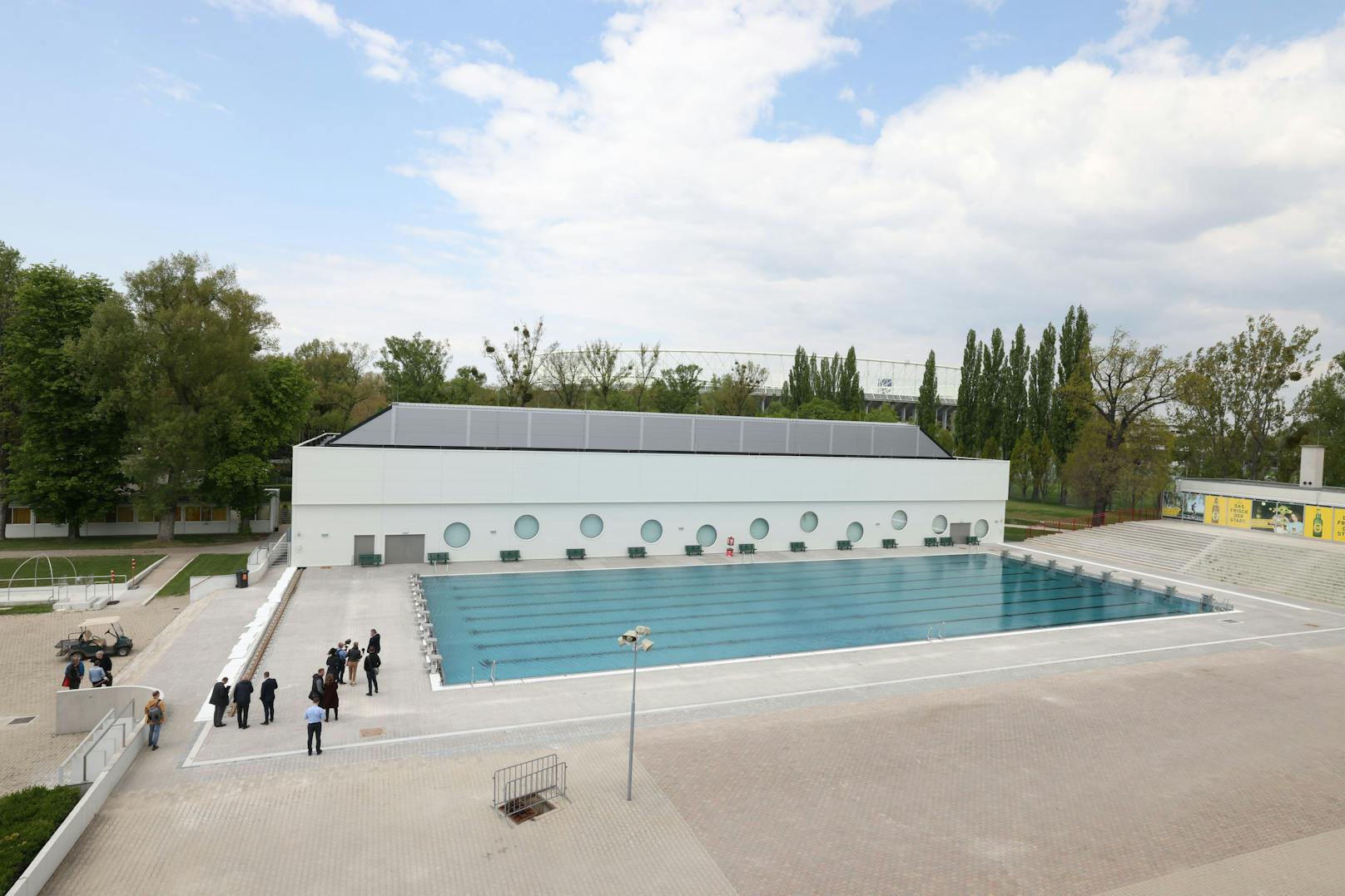 Um Schwimmern auch im Winter eine Trainingsmöglichkeit zu bieten, erhielt das Stadionbad ein mobiles Dach.