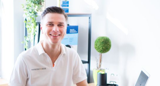 Hammerer als Physio in seiner Praxis