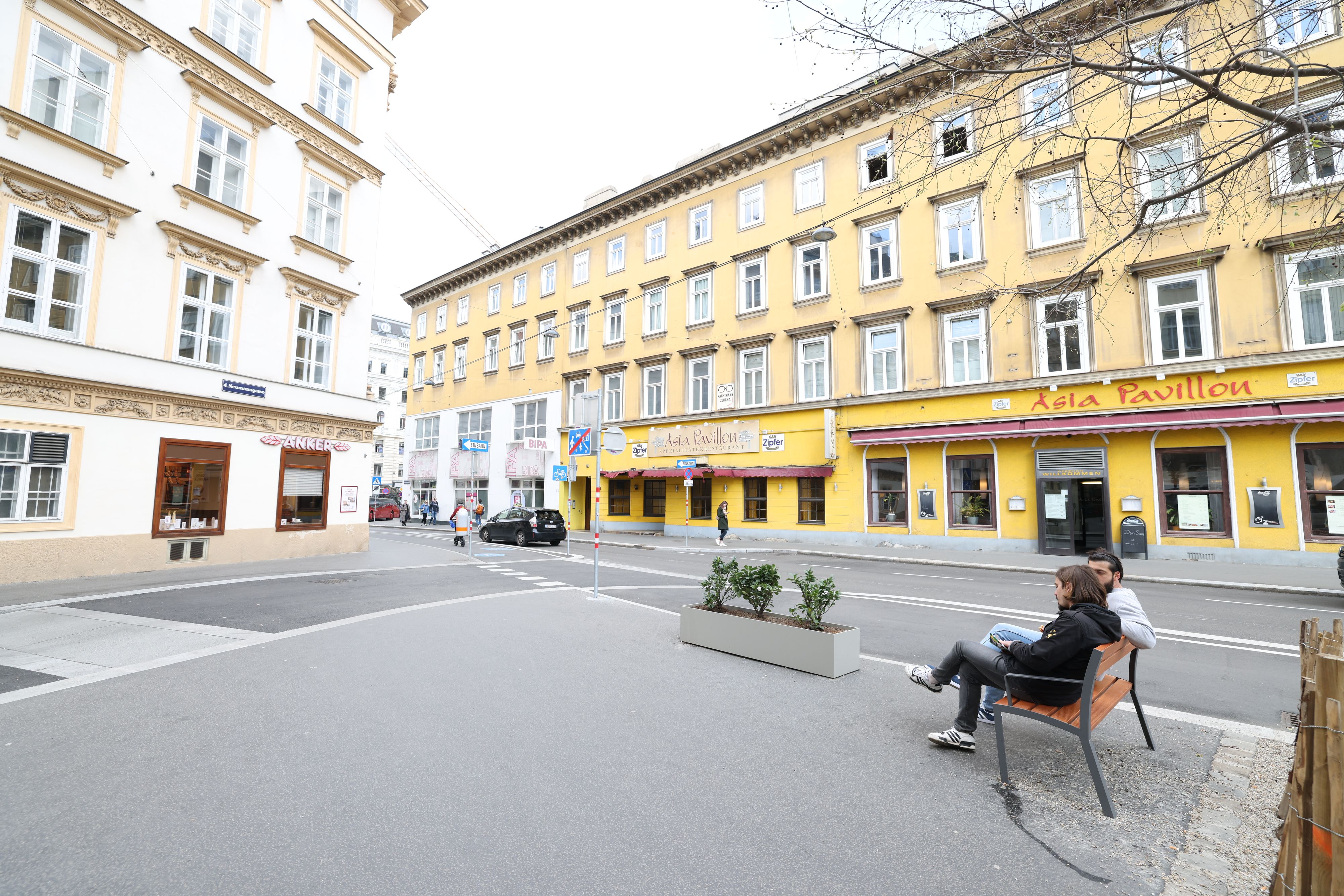 Ein einzelner Pflanzentrog auf der unteren Favoritenstraße in Wien-Wieden versetzt die Gemüter auf Twitter in Aufregung.