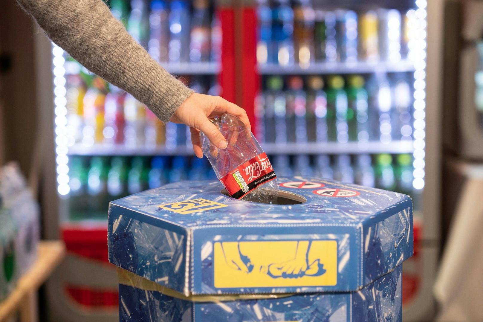 Die Firma Coca-Cola Schweiz verspricht, ab Mai nur noch Flaschen aus rezykliertem PET zu verwenden.