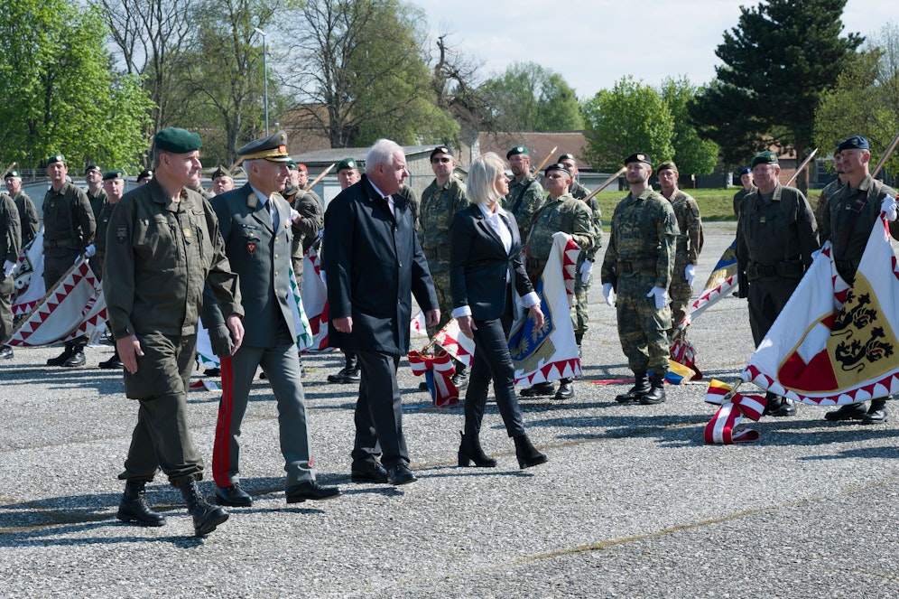 Verteidigungsministerin Klaudia Tanner und LH Hermann Schützenhöfer bei der Kommandoübergabe in Graz.