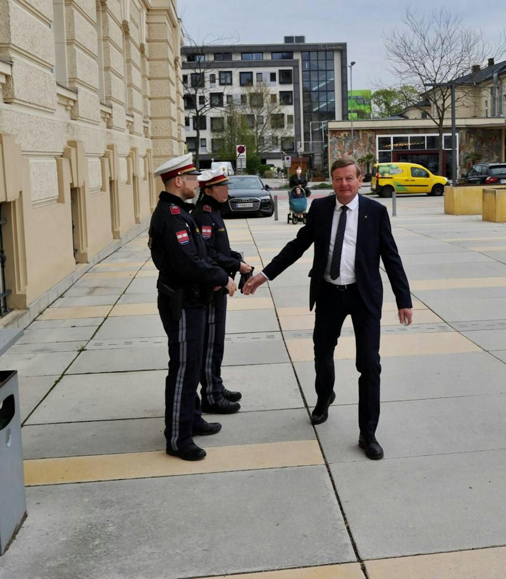 Waldhäusl begrüßte die Polizisten beim Prozesstag am 27. April.
