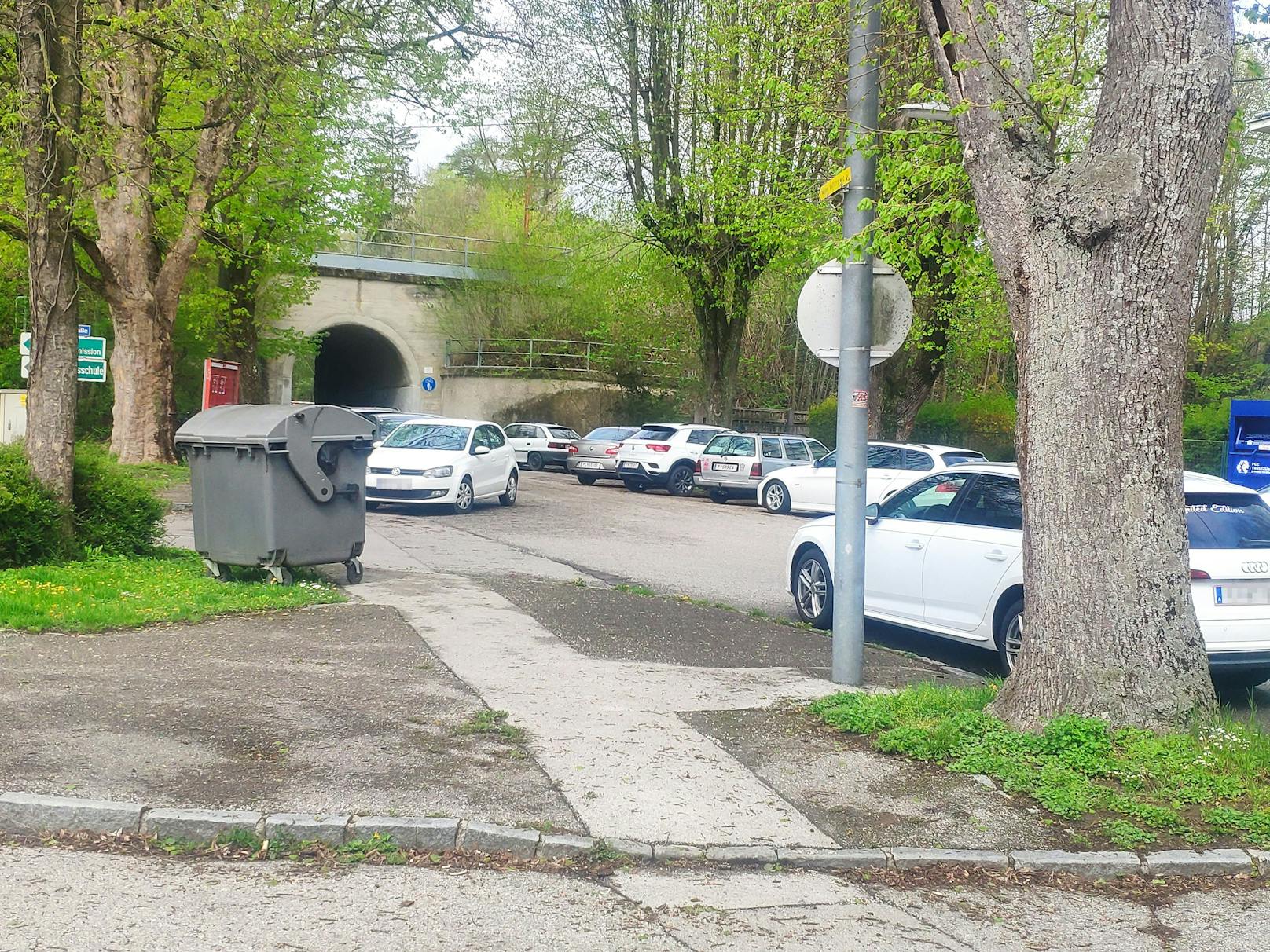 Hinter dem Gericht bzw. der Justizanstalt ist alles zugeparkt. 