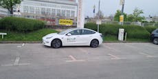 Carsharing-Tesla lädt Akku auf, versperrt 3 Parkplätze