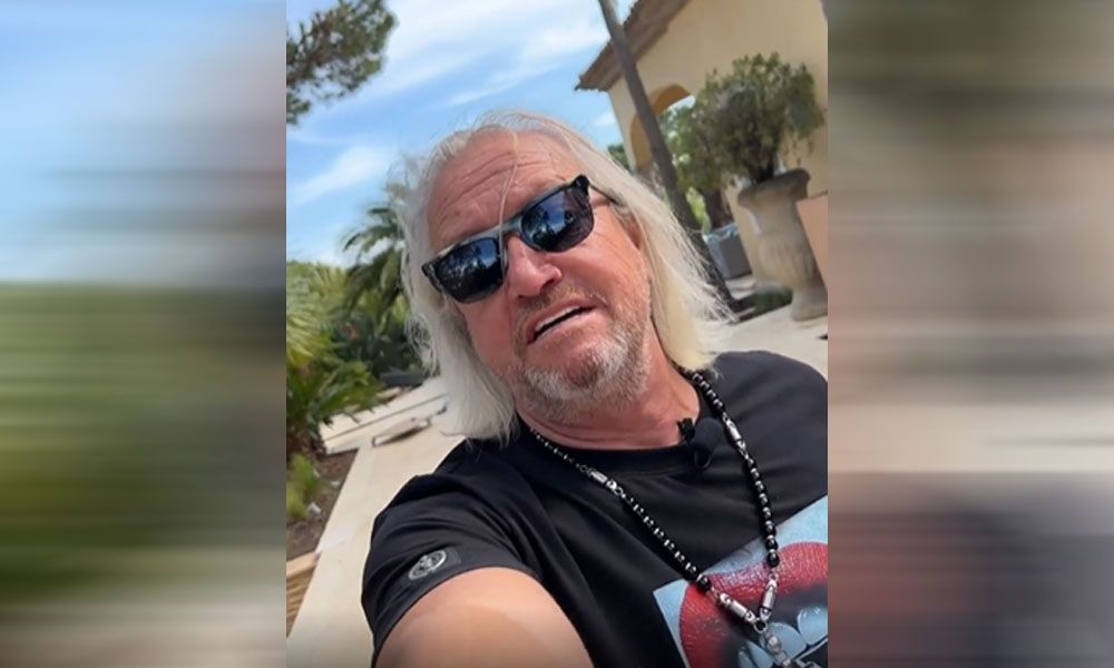 Der Millionär protzt mit seinen Luxusautos.